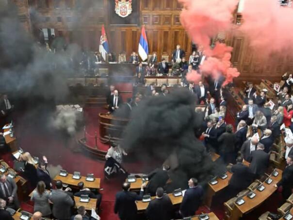 Burno u Skupštini Srbije- zapaljene dimne bombe, fizički obračun